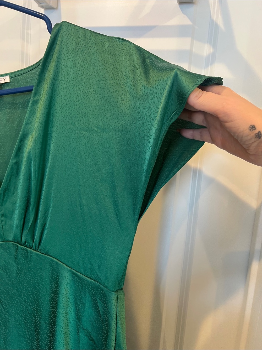Emerald Green V-Neck Midi Dress with Short Sleeves - Picture 4 of 7